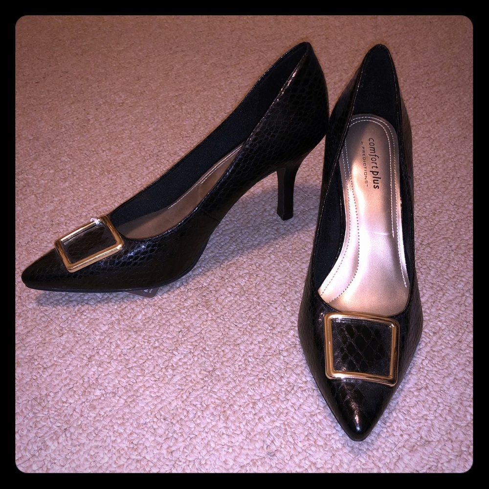 Size 9 black textured stiletto pumps